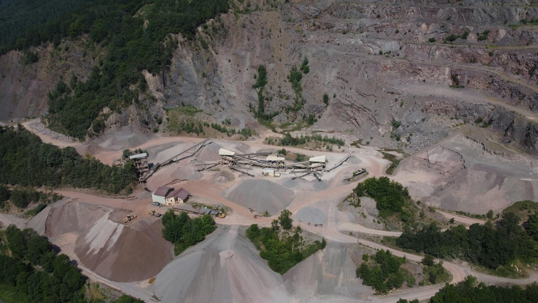 Ilustracja przedstawiająca kalendarz z zaznaczonym dniem, symbolizującym ostatni termin składania deklaracji PIT.