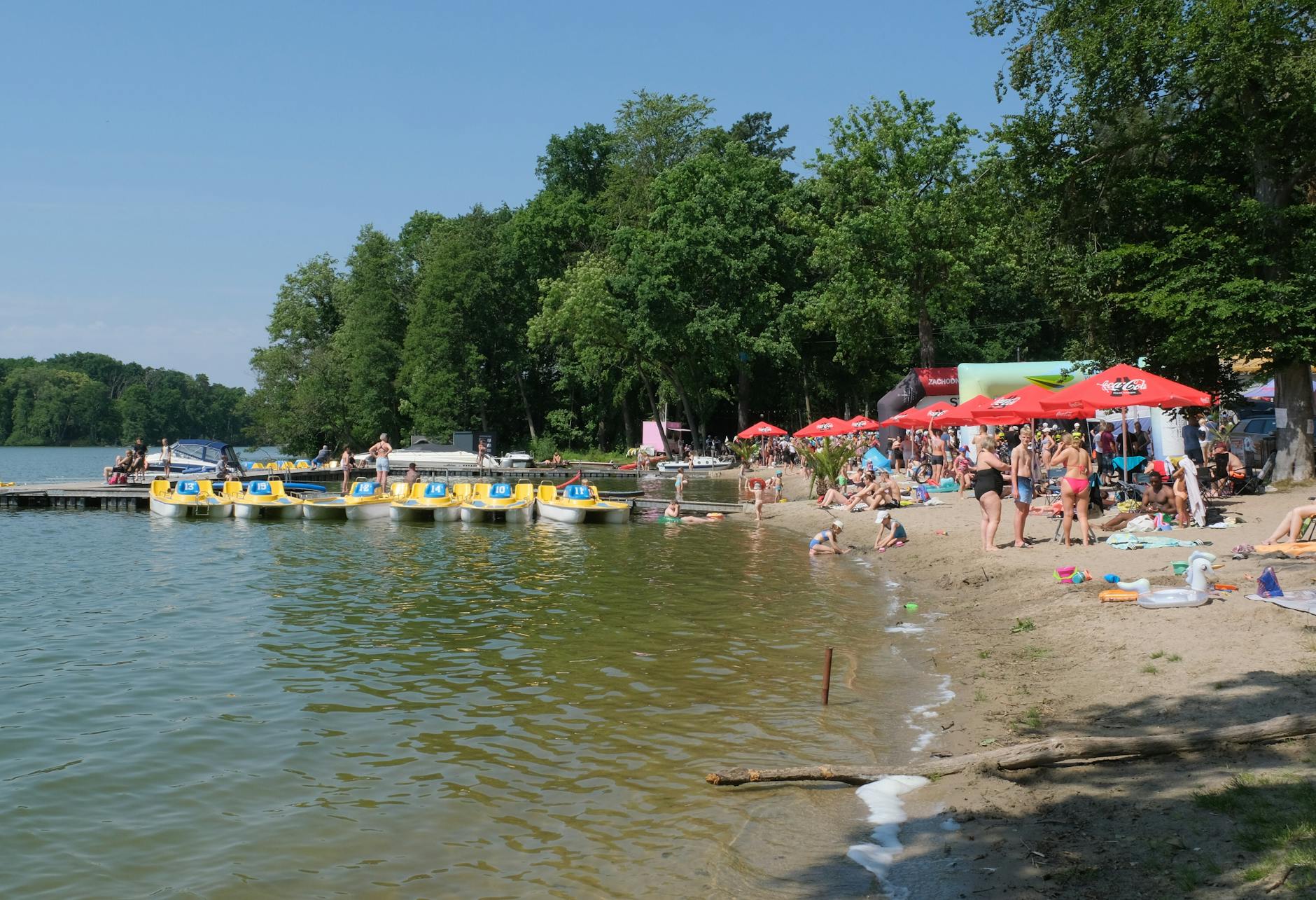 Plakat filmowy "Diabeł ubiera się u Prady 2" zapowiadający majówkę w Kinie Helios Dąbrowa Górnicza