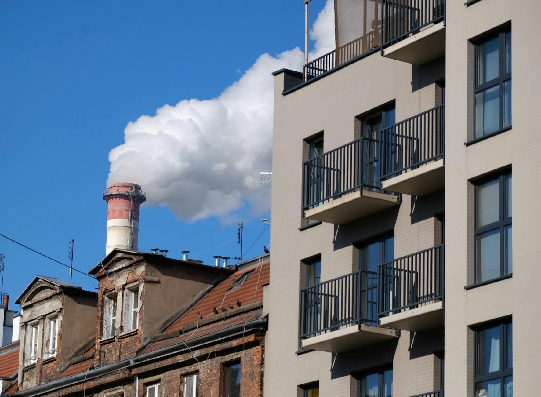Mapa Dąbrowy Górniczej z zaznaczonymi terenami zielonymi i obszarami przemysłowymi, symbolizująca jakość powietrza i turystykę.