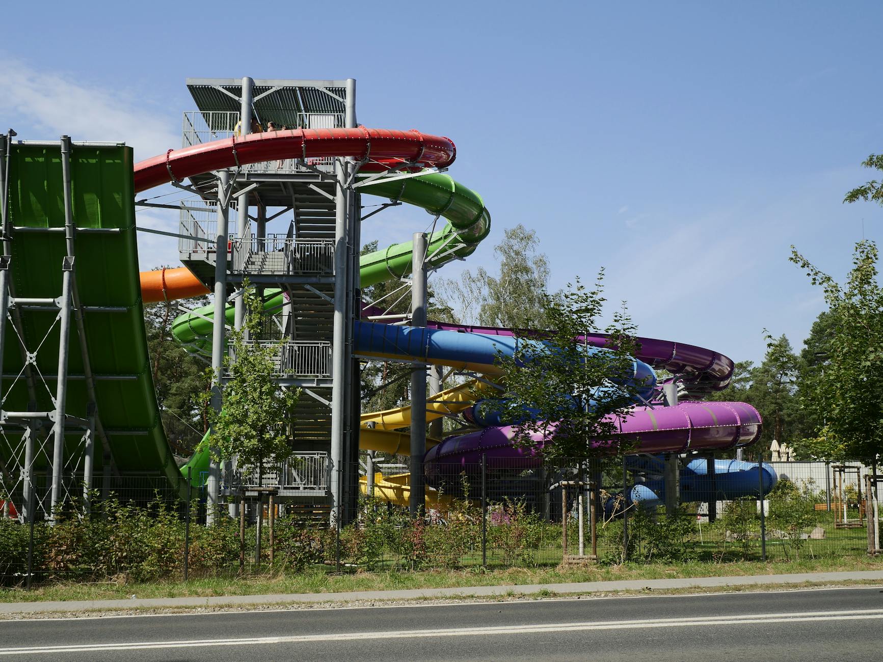 Widok na odnowiony Park Zielona w Dąbrowie Górniczej z kwitnącymi roślinami